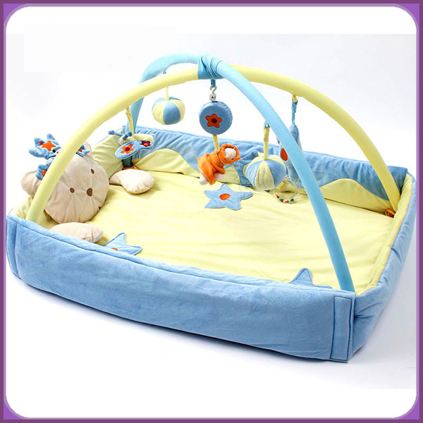 Crawling blanket for baby with 2 play arches and playpen function